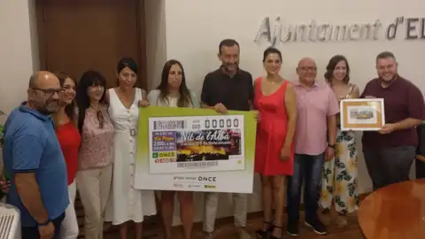 Miembros del equipo de gobierno y la ONCE posan con el cupón. Miembros del equipo de gobierno y la ONCE posan con el cupón.