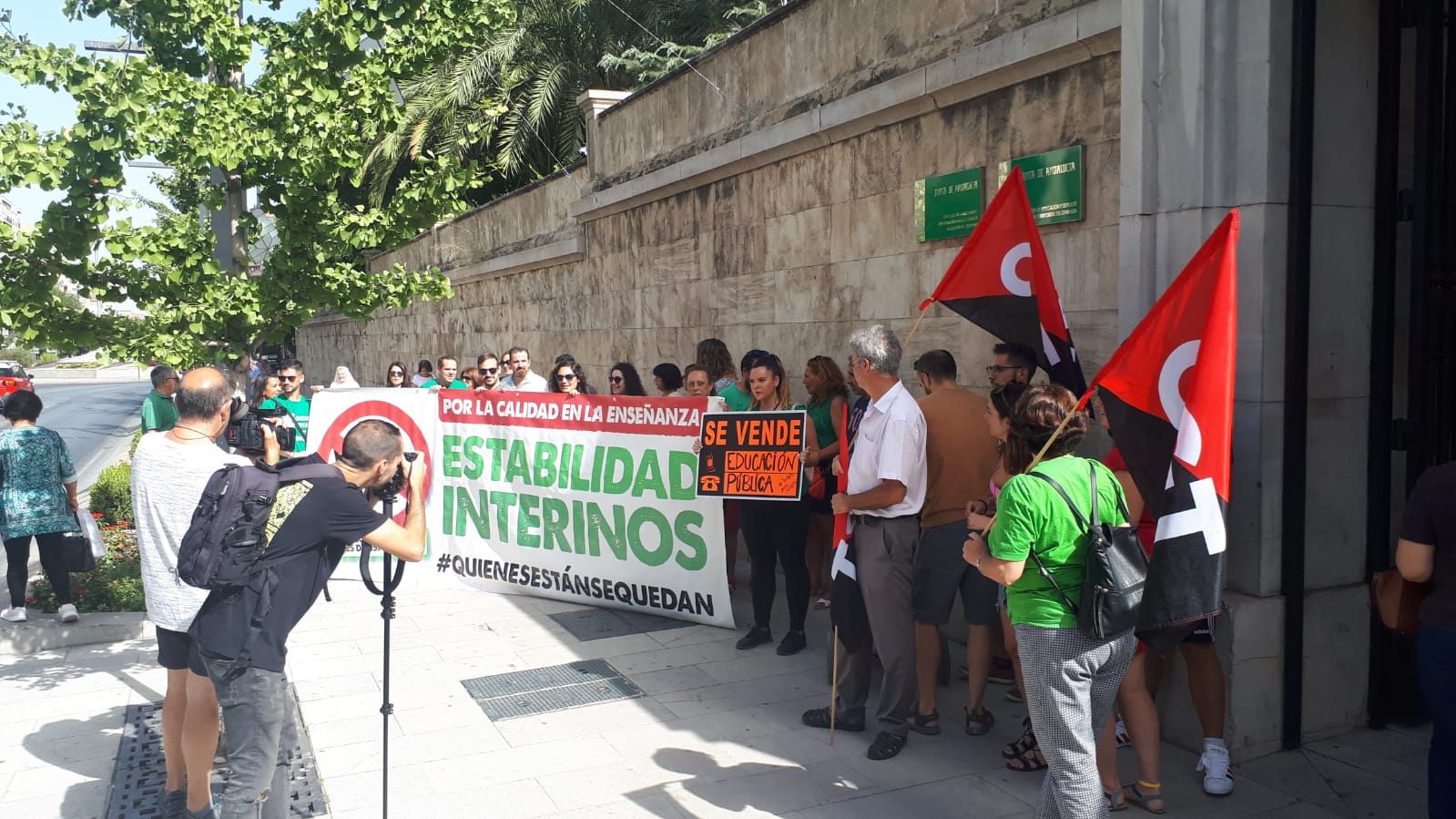 Docentes de Granada se concentran contra la reducción de vacantes en primaria con el apoyo de Ustea y CGT Docentes de Granada se concentran contra la reducción de vacantes en primaria con el apoyo de Ustea y CGT