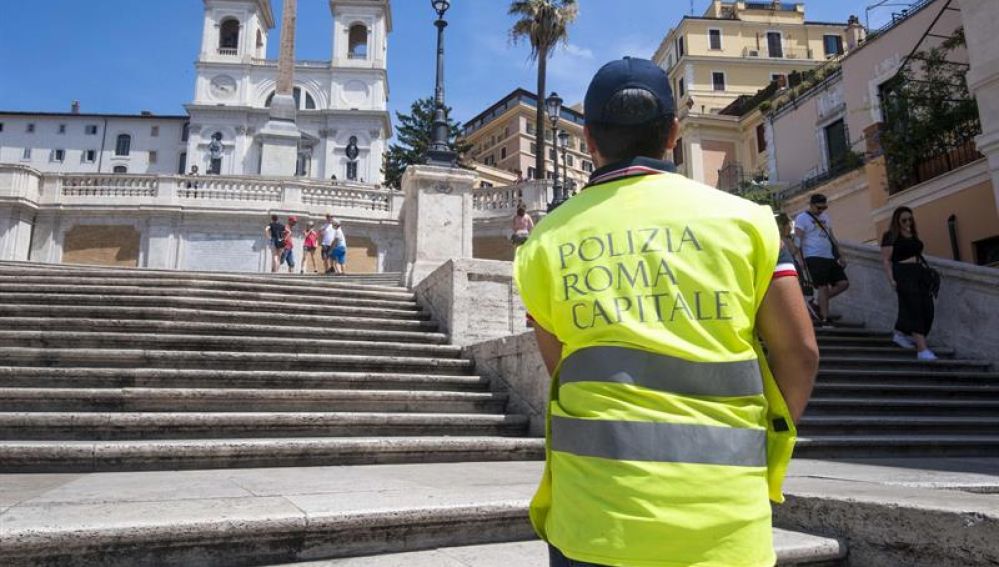 Un policía vigila que los turistas no se sienten en las escaleras de la Plaza de España en Roma