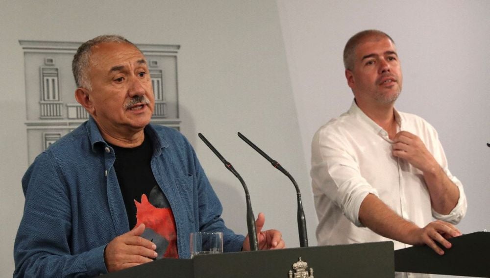 Los secretarios generales, de UGT, Pepe Álvarez (i), y de CCOO, Unai Sordo (d)