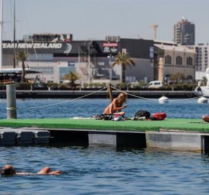 La piscina urbana es una de las novedades de La Marina esta verano. La piscina urbana es una de las novedades de La Marina esta verano.