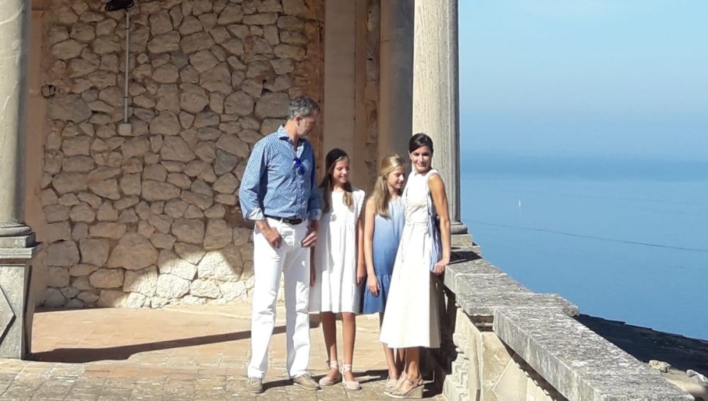 Los Reyes y sus hijas visitan la Casa Museo de Son Marroig en Deià (Mallorca)