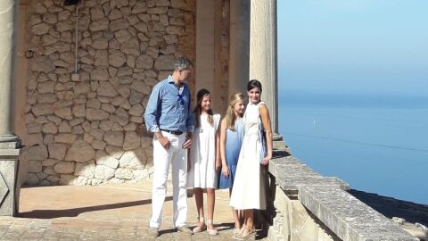 Los Reyes y sus hijas visitan la Casa Museo de Son Marroig en Dei&agrave; (Mallorca)
