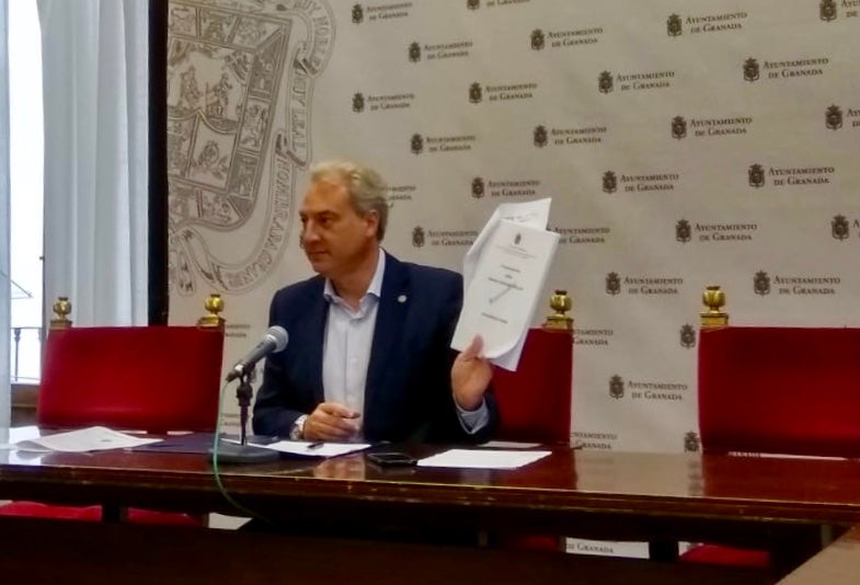 El ayuntamiento de Granada reprocha al anterior equipo de Gobierno no haber cobrado más de ocho millones de euros en multas pendientes. El ayuntamiento de Granada reprocha al anterior equipo de Gobierno no haber cobrado más de ocho millones de euros en multas pendientes.