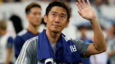 Shinji Kagawa saluda a la afici&oacute;n en un partido con Jap&oacute;n
