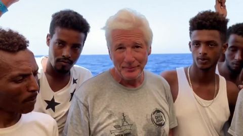 Noticias 2 Antena 3 (09-08-19) Richard Gere se sube al barco del Open Arms para llevar v&iacute;veres a los migrantes
