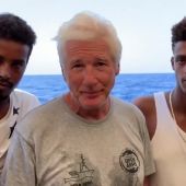 Noticias 2 Antena 3 (09-08-19) Richard Gere se sube al barco del Open Arms para llevar víveres a los migrantes