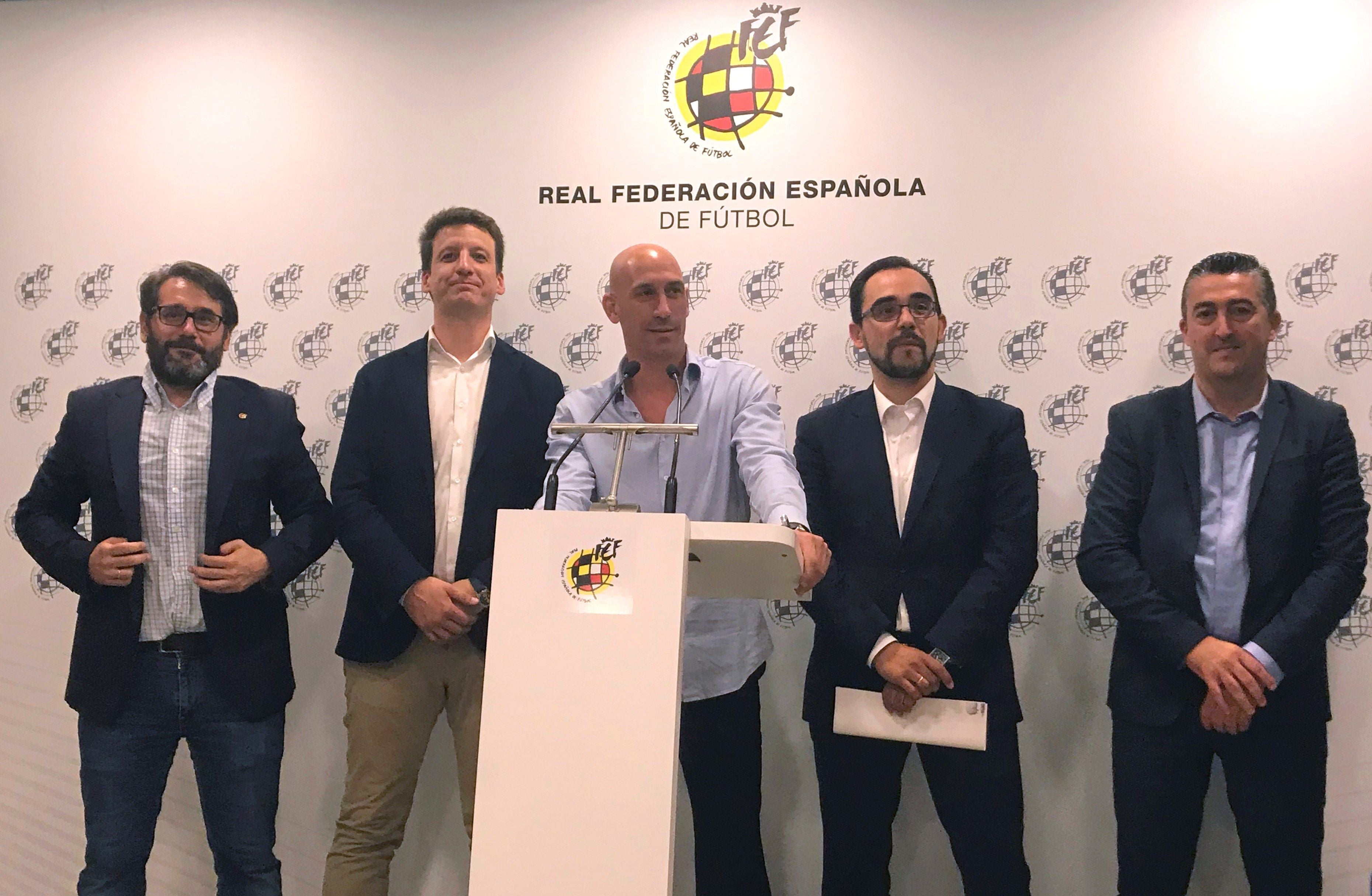 La RFEF pide la dimisión de Javier Tebas tras el auto del juez: "No puede seguir ni un minuto más" La RFEF pide la dimisión de Javier Tebas tras el auto del juez: "No puede seguir ni un minuto más"