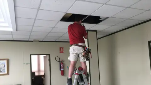 Técnico renovando la iluminación. Técnico renovando la iluminación.