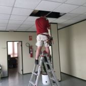 Técnico renovando la iluminación.