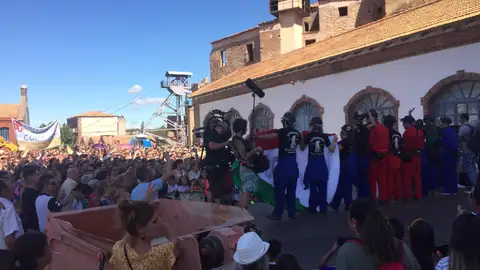 Los encerrados han sido recibidos a la salida por muchas personas Los encerrados han sido recibidos a la salida por muchas personas