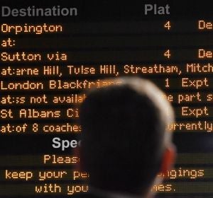 Una persona mira los marcadores de una estación en Londres Una persona mira los marcadores de una estación en Londres
