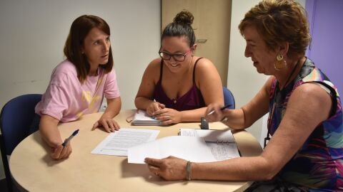 La concejala de Igualdad e Inclusi&oacute;n Social de Petrer, Ana Tortosa, en la reuni&oacute;n mantenida la ma&ntilde;ana del jueves.
