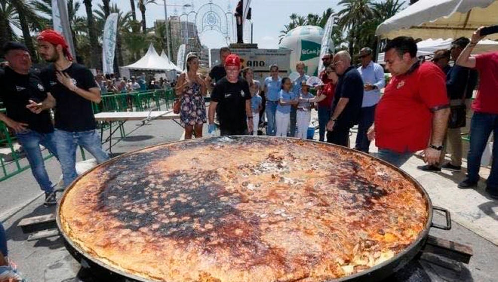 Arroz con costra más grande del mundo cocinado en Elche en 2018.