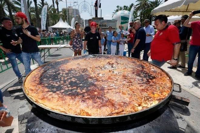 Elche prepara este sábado el arroz con costra más grande del mundo del que saldrán 2.500 raciones Elche prepara este sábado el arroz con costra más grande del mundo del que saldrán 2.500 raciones