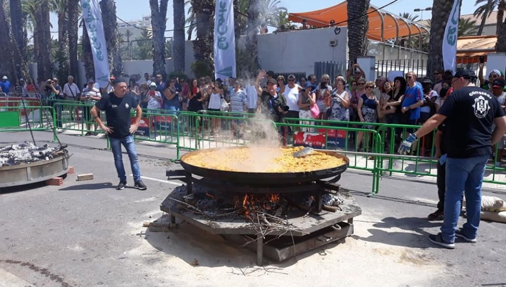 Preparación en Elche en 2018 del arroz con costra más grande del mundo.