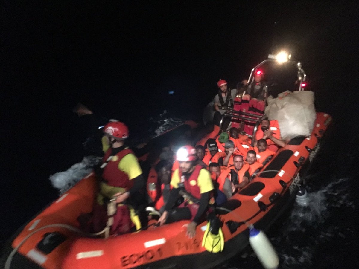 El Open Arms rescata a otros 39 inmigrantes en el Mediterráneo que se suman a los 121 ya a bordo El Open Arms rescata a otros 39 inmigrantes en el Mediterráneo que se suman a los 121 ya a bordo