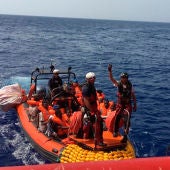 Inmigrantes rescatados por el Ocean Viking