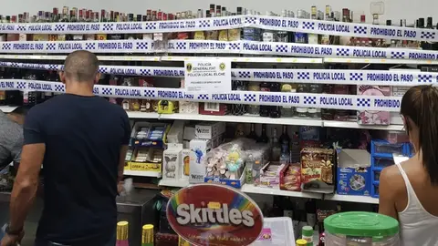 Uno de los comercios de Elche en los que se han precintado las botellas de bebida alcohólicas. Uno de los comercios de Elche en los que se han precintado las botellas de bebida alcohólicas.