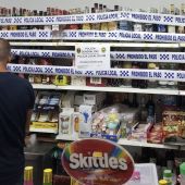 Uno de los comercios de Elche en los que se han precintado las botellas de bebida alcohólicas.