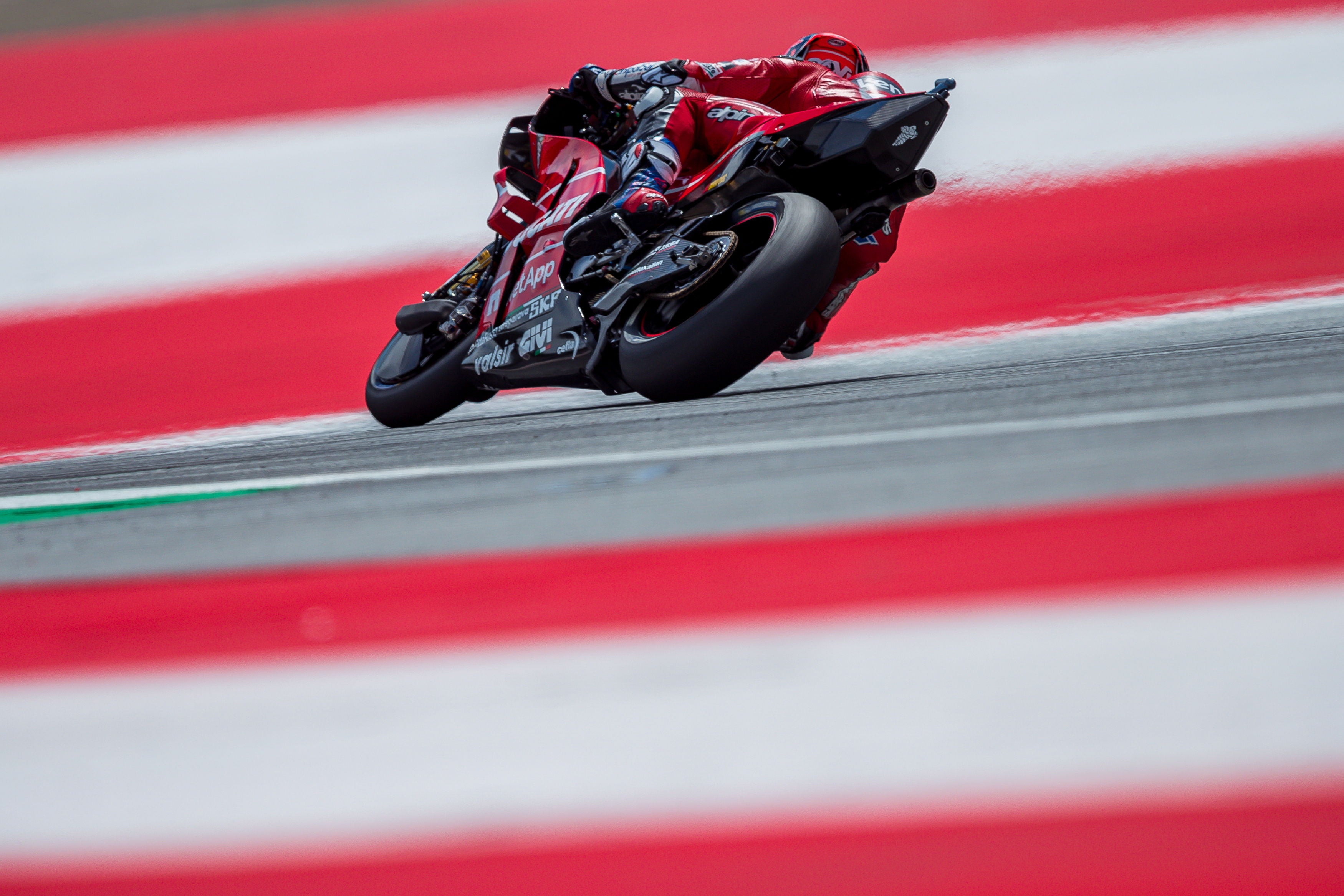 Dovizioso se impone a Márquez en la última curva Dovizioso se impone a Márquez en la última curva