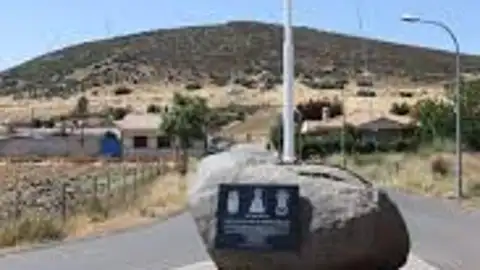 El mástil, sin la bandera de España El mástil, sin la bandera de España