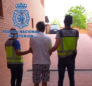 Agentes de la Policía Nacional de Elche con el detenido. Agentes de la Policía Nacional de Elche con el detenido.