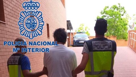 Agentes de la Polic&iacute;a Nacional de Elche con el detenido. 