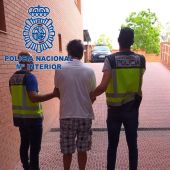 Agentes de la Policía Nacional de Elche con el detenido. 