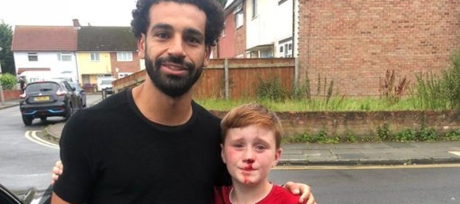 Salah se hace una foto con un joven aficionado Salah se hace una foto con un joven aficionado