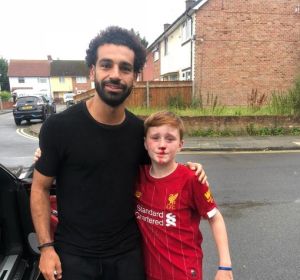 Salah se hace una foto con un joven aficionado Salah se hace una foto con un joven aficionado