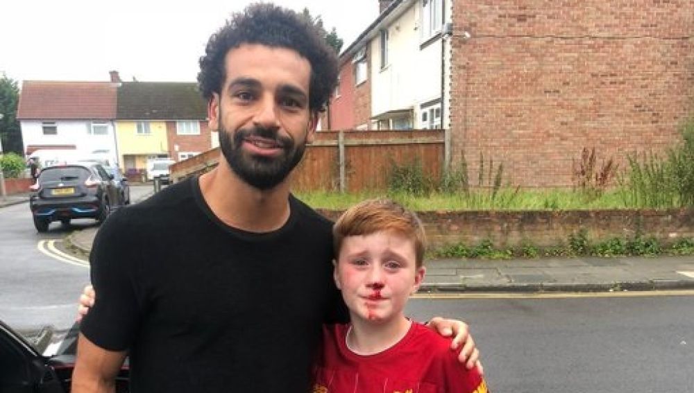 Salah se hace una foto con un joven aficionado