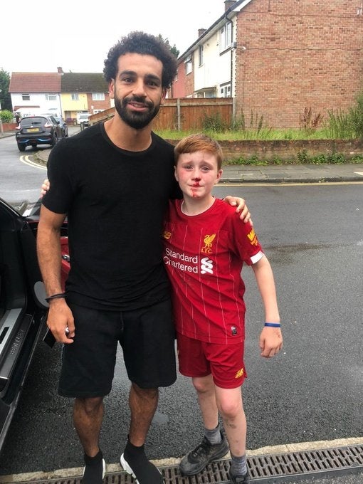 El bonito gesto de Mohamed Salah con un niño que se rompió la nariz al intentar conocerle El bonito gesto de Mohamed Salah con un niño que se rompió la nariz al intentar conocerle