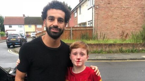 Salah se hace una foto con un joven aficionado