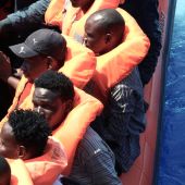 Las personas inmigrantes son atendidos por voluntarios del Ocean Viking
