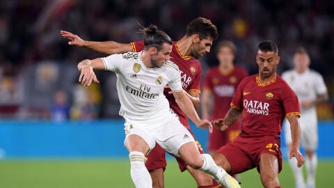 Bale lucha por la posesi&oacute;n del bal&oacute;n con los jugadores de la Roma