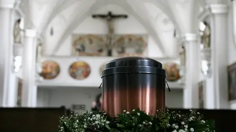 Imagen de archivo de una urna con cenizas Una urna de cenizas