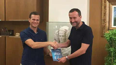 Roberto Hurtado y Carlos González en el recibimiento del autor en el Ayuntamiento de Elche. Roberto Hurtado y Carlos González en el recibimiento del autor en el Ayuntamiento de Elche.