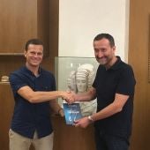Roberto Hurtado y Carlos González en el recibimiento del autor en el Ayuntamiento de Elche.