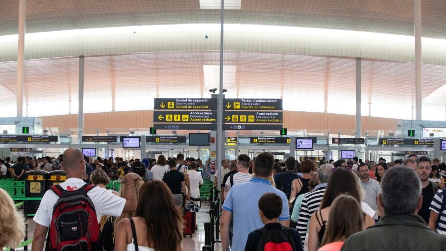 Pasajeros en tr&aacute;nsito en el aeropuerto de Barcelona