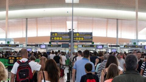 Pasajeros en tr&aacute;nsito en el aeropuerto de Barcelona