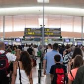 Pasajeros en tránsito en el aeropuerto de Barcelona