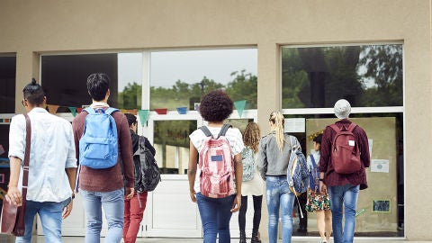 Un grupo de universitarios entrando a clase