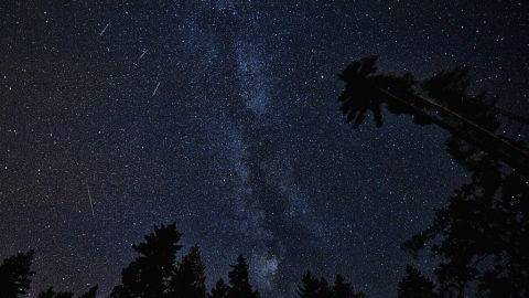 Llega la lluvia de Perseidas acompanada de luna casi llena