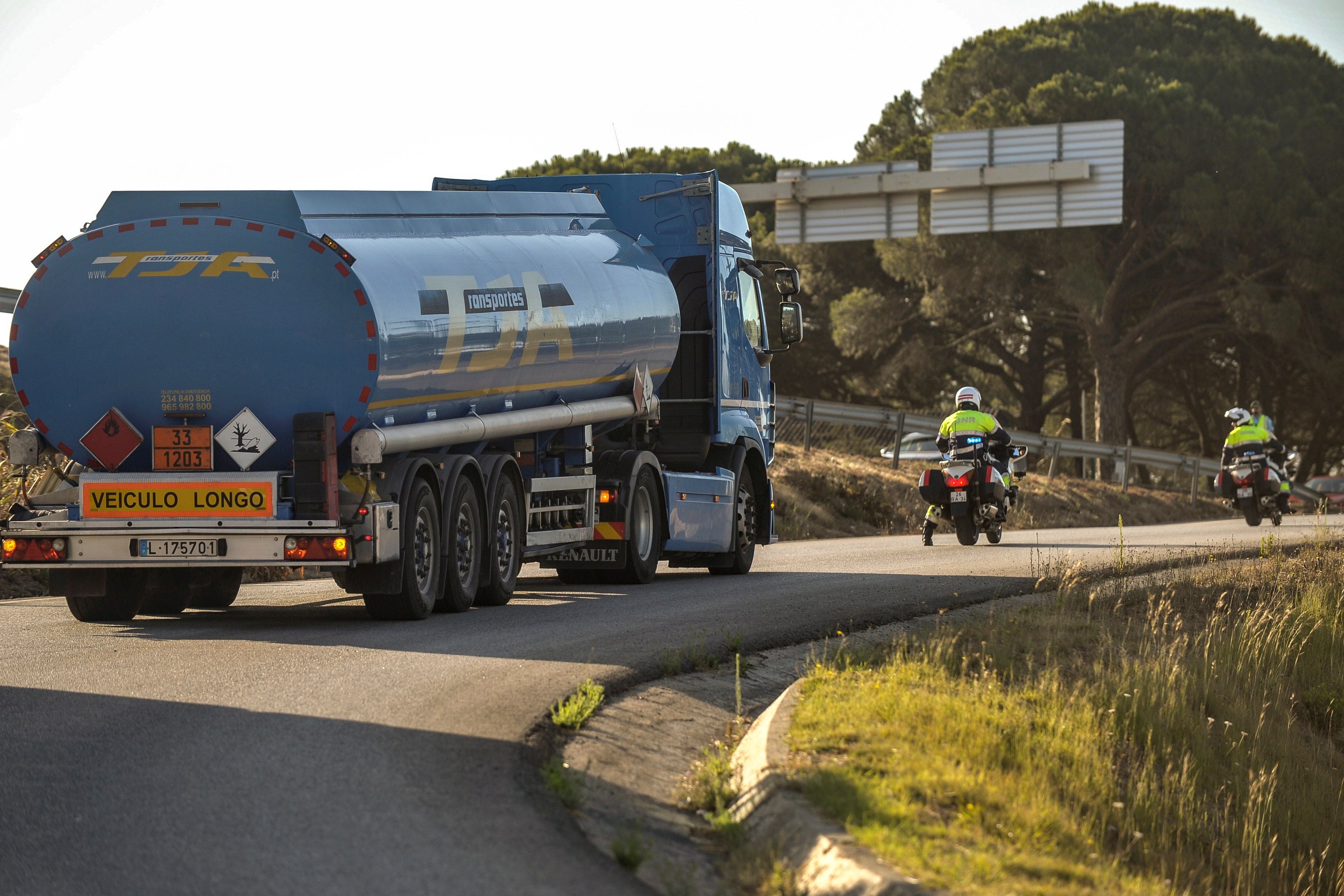 Cortada la nacional A-4 por un alcance entre dos camiones Cortada la nacional A-4 por un alcance entre dos camiones