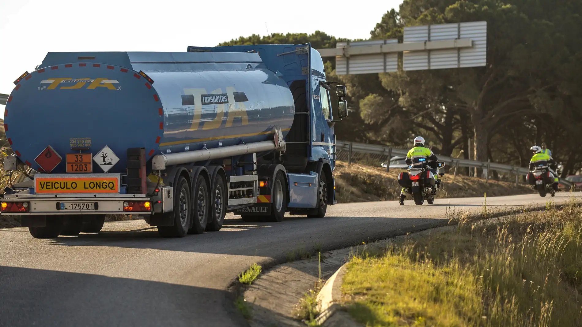 Agentes escoltan un camión que transporta combustible en Portugal durante la huelga de conductores de mercancías peligrosas
