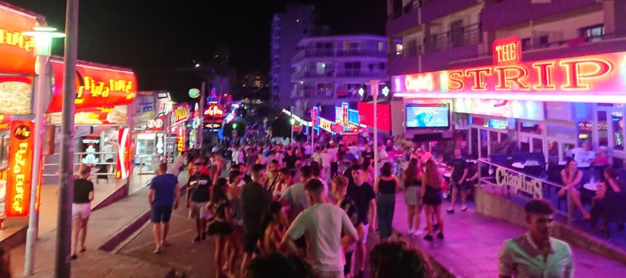 Magaluf abarrotado de turistas en plena temporada alta Magaluf abarrotado de turistas en plena temporada alta