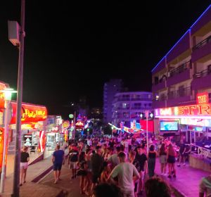 Magaluf abarrotado de turistas en plena temporada alta Magaluf abarrotado de turistas en plena temporada alta