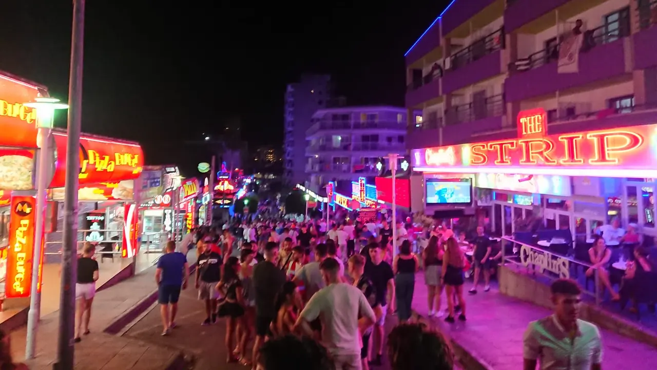 Magaluf abarrotado de turistas en plena temporada alta