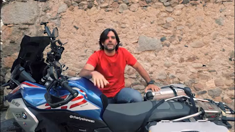 Charly Sinewan sigue su ruta en moto por los Pirineos Charly Sinewan sigue su ruta en moto por los Pirineos